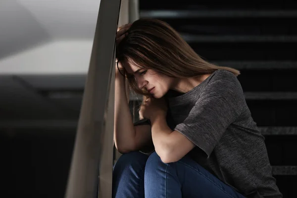 Одинокая Депрессивная Женщина Сидит Лестнице Помещении — стоковое фото