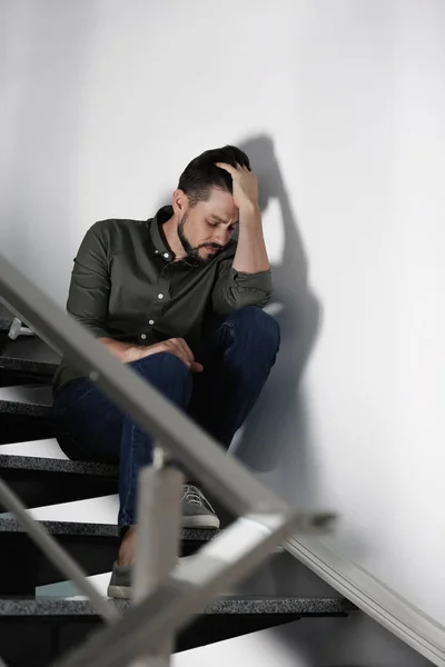 Hombre Solitario Deprimido Sentado Las Escaleras Interior — Foto de Stock