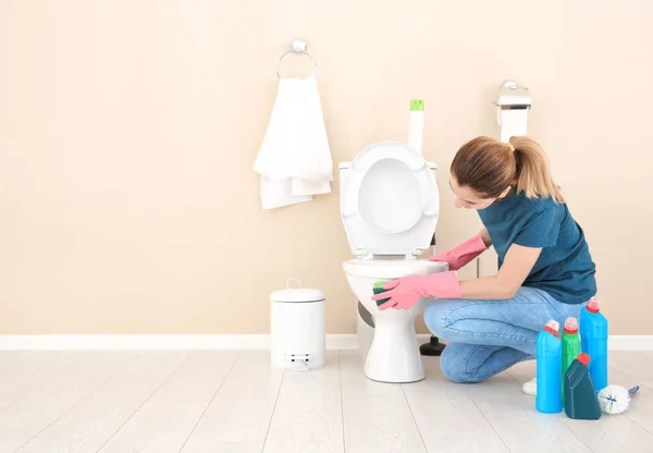 Γυναίκα Τον Καθαρισμό Της Τουαλέτας Στο Μπάνιο — Φωτογραφία Αρχείου