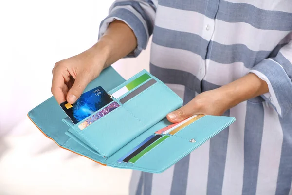 Γυναίκα Λήψη Πιστωτική Κάρτα Από Κομψό Πορτοφόλι Ανοιχτόχρωμο Φόντο Κοντινό — Φωτογραφία Αρχείου