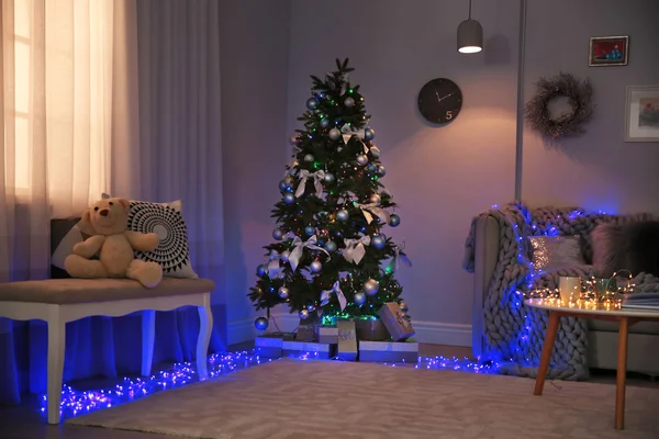 美しいクリスマス ツリーとギフト ルーム インテリア — ストック写真