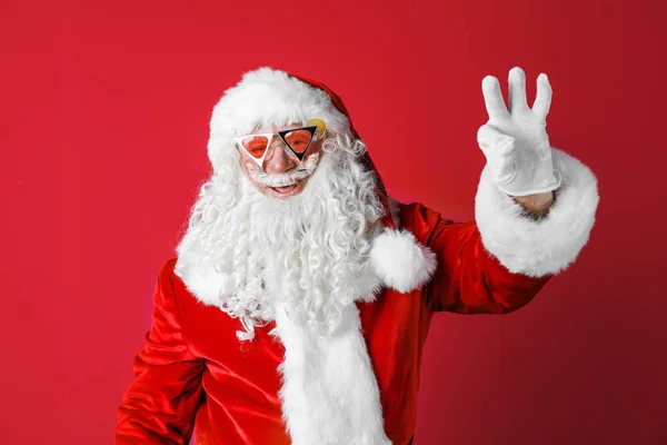 Authentische Weihnachtsmann Mit Sonnenbrille Auf Farbigem Hintergrund — Stockfoto