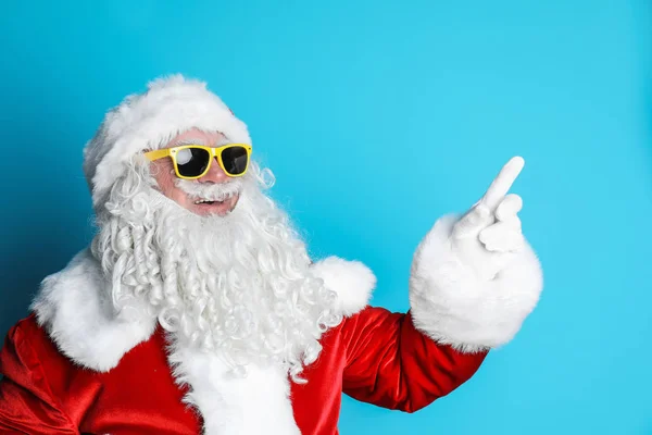 Authentieke Santa Claus Dragen Van Een Zonnebril Kleur Achtergrond — Stockfoto