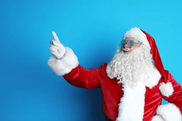 Auténtico Santa Claus Con Gafas Divertidas Sobre Fondo Color —  Fotos de Stock