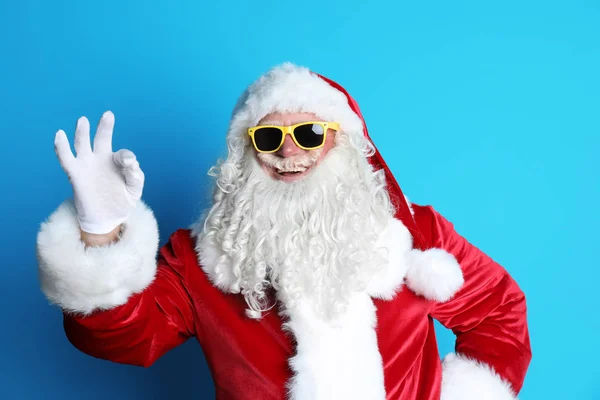 Authentieke Santa Claus Dragen Van Een Zonnebril Kleur Achtergrond — Stockfoto