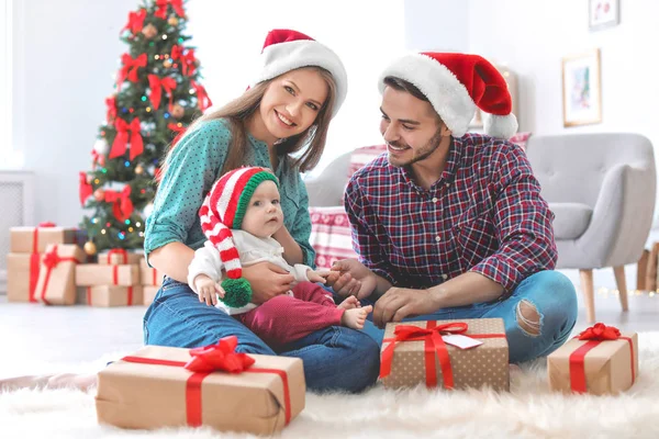 Pareja Feliz Con Bebé Celebrando Navidad Juntos Casa —  Fotos de Stock