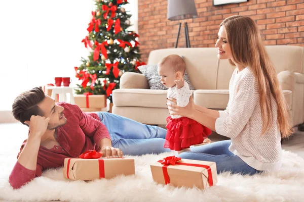 Pareja Feliz Con Bebé Celebrando Navidad Juntos Casa —  Fotos de Stock