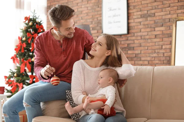 Lyckliga Par Med Baby Firar Jul Tillsammans Hemma — Stockfoto