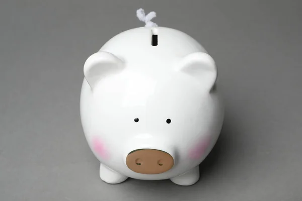 Schattige Witte Piggy Bank Grijze Achtergrond — Stockfoto