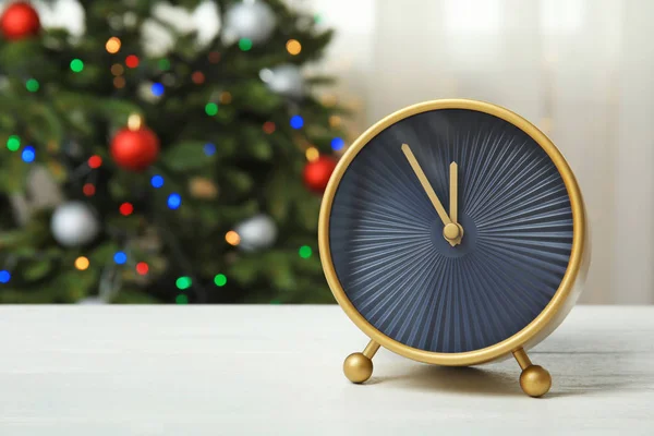 桌子上有个漂亮的钟 圣诞节倒计时 — 图库照片