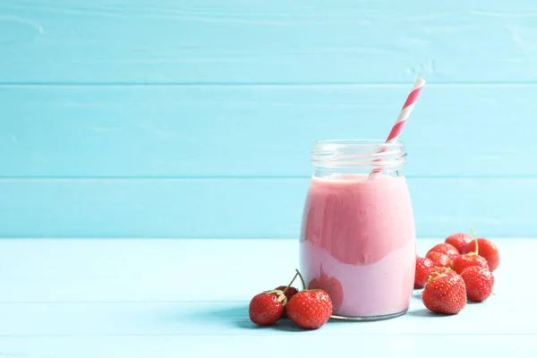 Tarro Vidrio Con Sabroso Batido Fresa Mesa — Foto de Stock