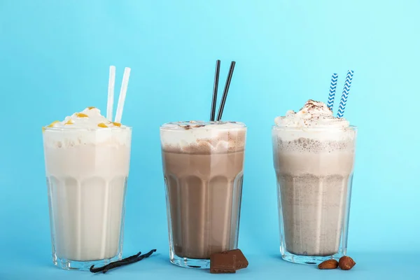 Glasögon Med Läcker Milkshake Färgbakgrund — Stockfoto