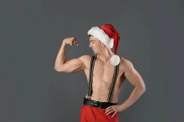 Young Muscular Man Santa Hat Gray Background — Stock Photo, Image