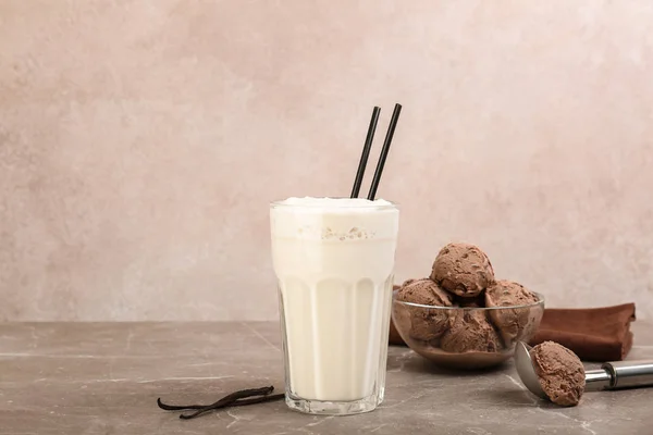 Glas Med Läcker Milkshake Bord — Stockfoto