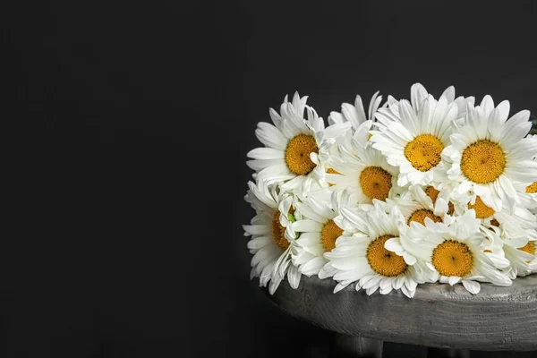 Lindas Flores Camomila Mesa Contra Fundo Escuro — Fotografia de Stock