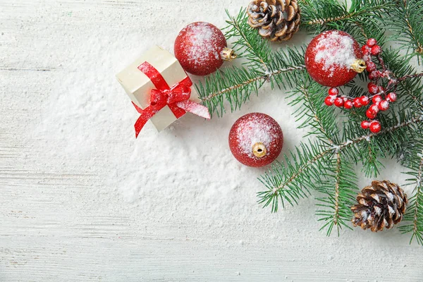 Schöne Weihnachtskomposition Mit Festlichem Dekor Und Geschenkschachtel Auf Tisch Draufsicht — Stockfoto