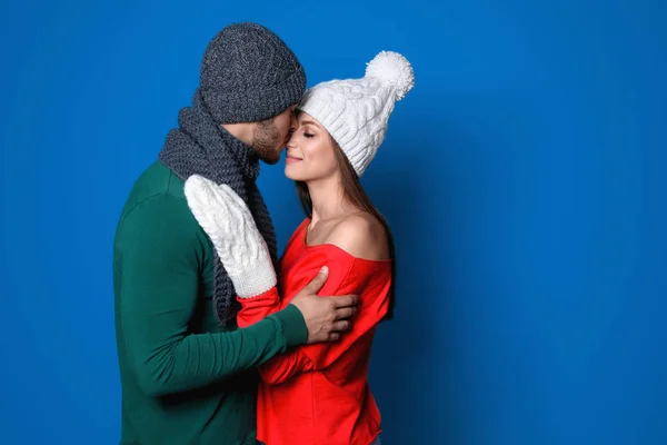 Jeune Couple Vêtements Chauds Sur Fond Couleur Fête Noël — Photo