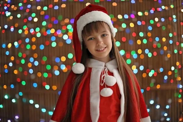 Criança Bonito Chapéu Papai Noel Luzes Embaçadas Fundo Celebração Natal — Fotografia de Stock