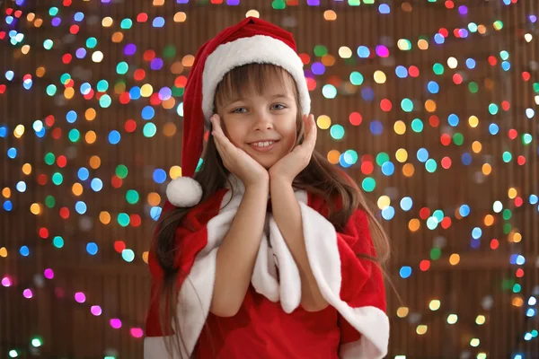 Criança Bonito Chapéu Papai Noel Luzes Embaçadas Fundo Celebração Natal — Fotografia de Stock