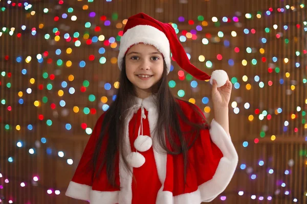 可爱的小孩子在圣帽上模糊的灯光背景 圣诞庆典 — 图库照片