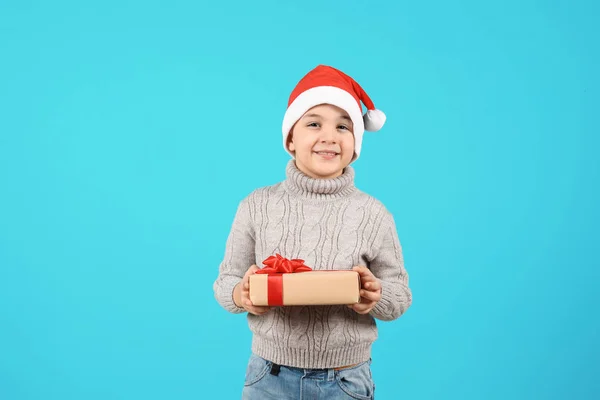 Criança Bonito Chapéu Santa Com Presente Natal Fundo Cor — Fotografia de Stock