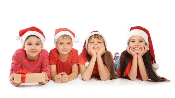 Roztomilá Dítka Santa Klobouky Bílém Pozadí Vánoční Oslava — Stock fotografie