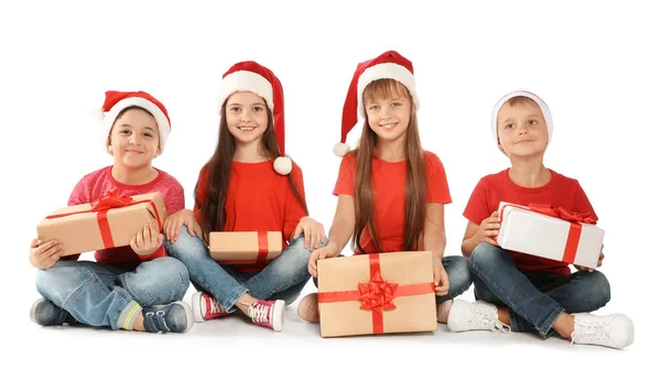 Симпатичні Маленькі Діти Санта Капелюхів Різдвяні Подарунки Білому Тлі — стокове фото