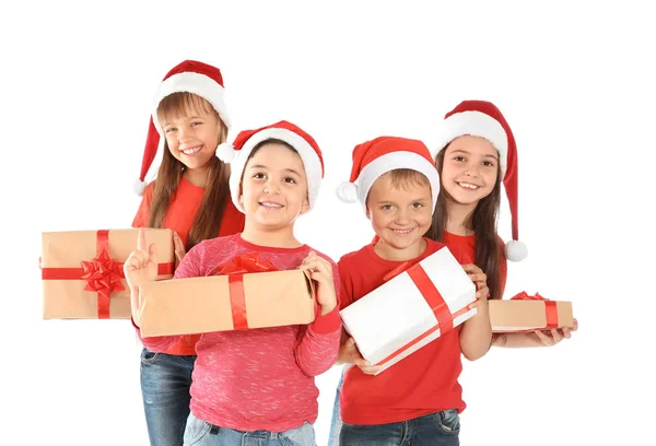 Niedliche Kleine Kinder Weihnachtsmützen Mit Weihnachtsgeschenken Auf Weißem Hintergrund — Stockfoto