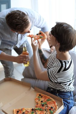 Genç çift kapalı lezzetli pizza yemek