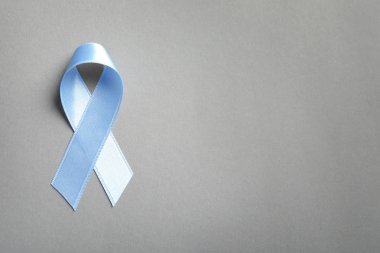 Açık renkli, üstten görünüm olarak blue ribbon. Kanseri bilinçlendirme