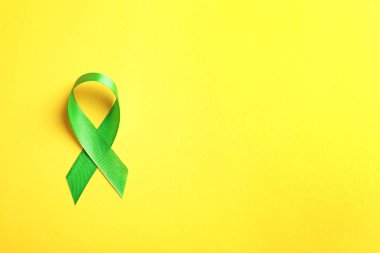 Şerit renk arka plan üzerinde yeşil, görünümü top. Kanseri bilinçlendirme