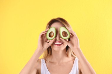 Olgun lezzetli avokado renkli arka plan üzerinde olan güzel kadın portresi