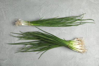 Tablo, üstten görünüm taze yeşil soğan