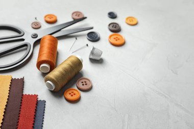 Açık renkli aksesuarlar ve kumaş dikiş seti