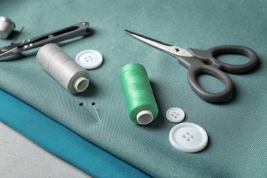 Aksesuar ve kumaş masaya dikiş seti