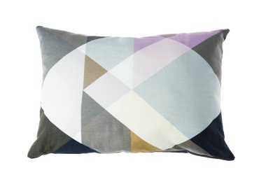 Beyaz arka plan üzerinde yumuşak dekoratif yastık