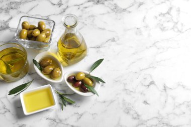 Mermer zemin üzerine taze zeytin yağı ile kompozisyon