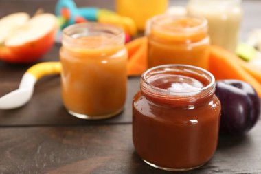 Kavanoz sağlıklı bebek maması tablo ile