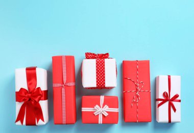 Güzel hediye kutuları renk arka plan, üstten görünüm üzerinde sarılı