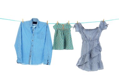 Beyaz arka plan karşı Çamaşırhane satırındaki giyim
