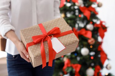 Noel hediyesi evde olan kadın