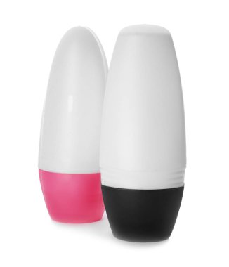 Beyaz arka plan üzerinde farklı deodorantlar. Cilt Bakımı