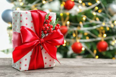 Güzel hediye kutusu ve arka plan üzerinde bulanık Noel ağacı