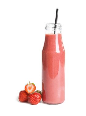 Beyaz arka plan üzerinde çilek lezzetli smoothie şişesiyle