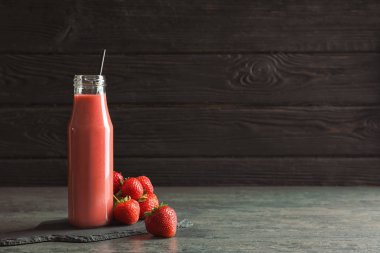 Şişe lezzetli çilek güler yüzlü tablo ile