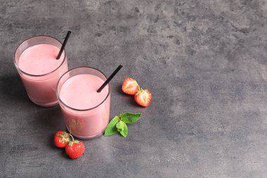 Gözlük ile lezzetli çilek güler yüzlü masada