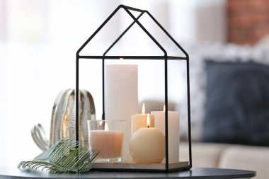 Tablo arka plan bulanık karşı yanan mumlar