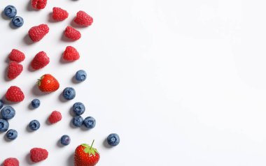 Ahududu, çilek ve beyaz arka plan üzerinde yaban mersini