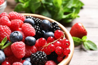 Kase ahududu ve farklı meyveler, closeup ile