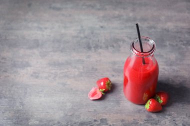 Şişe lezzetli çilek güler yüzlü tablo ile